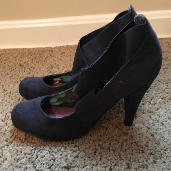 Gently Worn, Size 7 Madden Girl Navy Pump - Picture 2 of 2